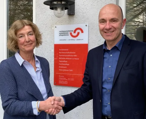 Bild: Nachbarschaftshilfe mit Eimer, Besen und Pflege