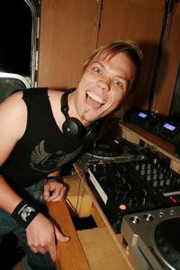 DJ Charles Mc Thorn aka „The Diggerman“ ist ebenfalls ein Fan von Cortex geworden: „Das ist ein riesengroßer Fortschritt in Punkto: Materialverschlankung.  Die Controller sind übersichtlich und anwend