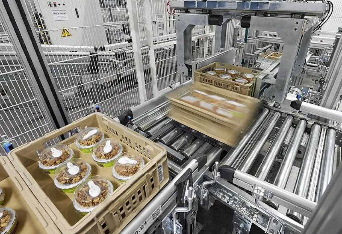 Frische-Produkte wie Salatmenüs werden vollautomatisch filialgerecht zusammengestellt. Foto: WITRON