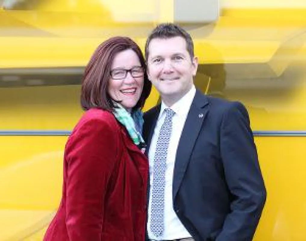 Petra und Jörg Heidenreich freuen sich über die Opel-Ehrung. Quelle: Autohaus Heidenreich.