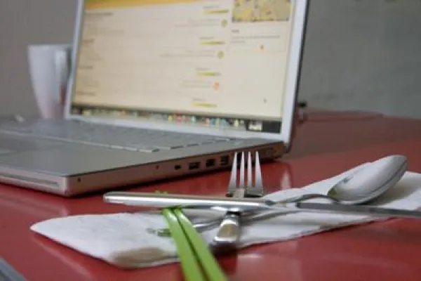 Bild: Günstiges Essen nach Hause - Lieferservices im Fast-Food Duell öfter vorn