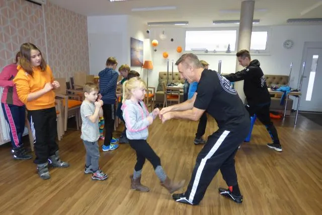 Bild: Selbstverteidigungslektion für Mitarbeiterkinder im Seniorenzentrum Im Welvert