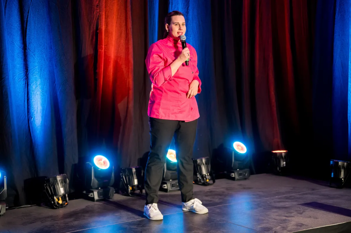 Elisabeth Frei auf der Bühne in Wiesbaden  (© (©Bild rechtefrei, Fotograf: Timo Diet))