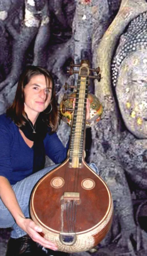 Ausstellungsmitarbeiterin Marion Jourdan mit einer alt-indischen Vina aus der Sammlung Freudenberg, einem Saiteninstrument, das mit der Sitar verwandt ist. (Foto: H. P. Niers)