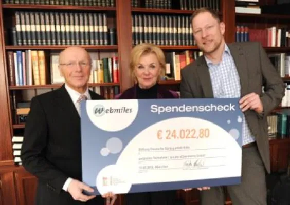 Bild: Scheckübergabe: webmiles spendet 24.000 Euro an Stiftung Deutsche Schlaganfall-Hilfe