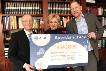 Bild: Scheckübergabe: webmiles spendet 24.000 Euro an Stiftung Deutsche Schlaganfall-Hilfe