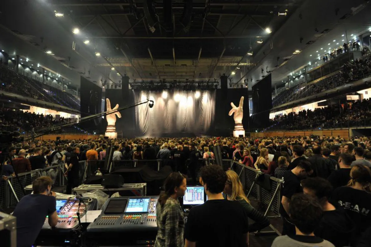 KRAFTKLUB IN SCHWARZ Tour 2015 ? Blick von der FoH Position auf die Bühne