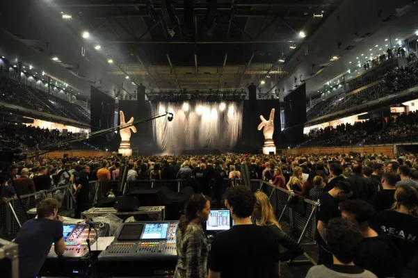 Bild: Perfekter Sound auf der KRAFTKLUB Tour mit dem Martin Audio MLA System - IN SCHWARZ 2015