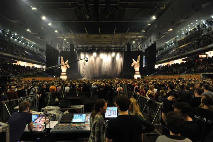 Perfekter Sound auf der KRAFTKLUB Tour mit dem Martin Audio MLA System - IN SCHWARZ 2015 Bild: Perfekter Sound auf der KRAFTKLUB Tour mit dem Martin Audio MLA System - IN SCHWARZ 2015