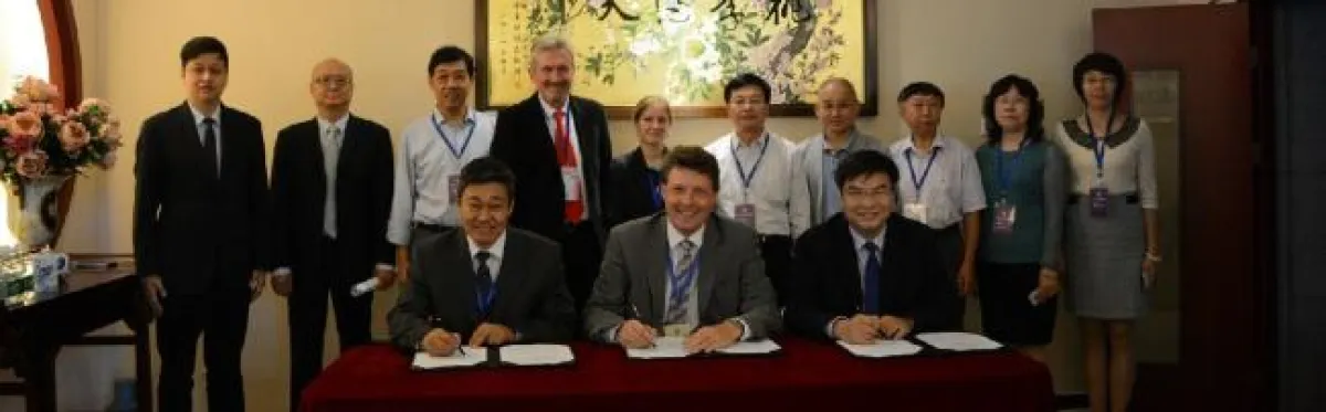 Prof. Zhanfeng Yang (Präsident des BRIRE), Prof. Ralf Wehrspohn (Leiter des Fraunhofer IMWS) und Zhongxiu Zhao (Vizepräsident der UIBE, vorne von links) bei der Unterzeichnung. (UIBE)