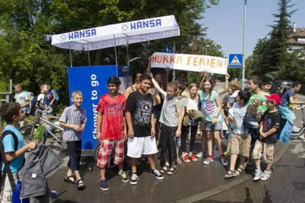 Frisch geduscht in die Ferien – „Shower to go“ sorgt für Abkühlung am heißen letzten Schultag Bild: Frisch geduscht in die Ferien – „Shower to go“ sorgt für Abkühlung am heißen letzten Schultag