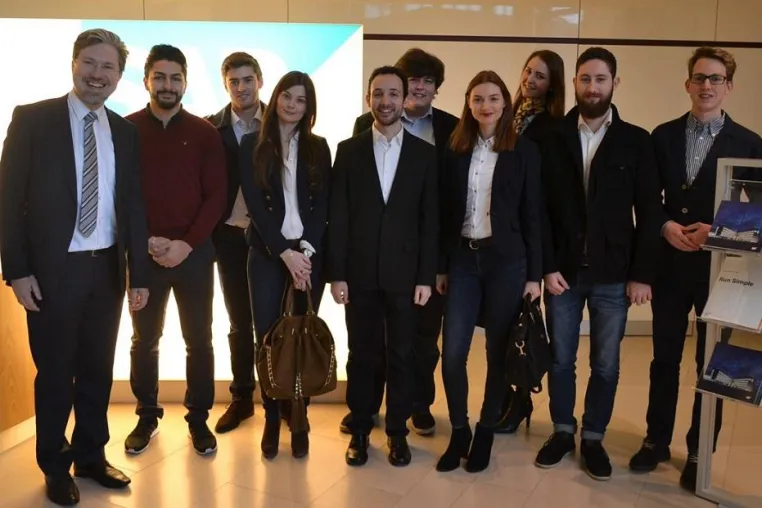 Bild: Informationstechnologie zum Anfassen: HdWM-Studenten beim 'SAP Day Mannheim' im Head-Quarter der SAP