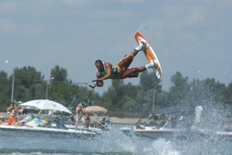 Wakeboarding – Der nasse Spaß für jedermann - Deutschland ist Spitzenreiter beim Snowboarden auf dem Wasser Bild: Wakeboarding – Der nasse Spaß für jedermann - Deutschland ist Spitzenreiter beim Snowboarden auf dem Wasser