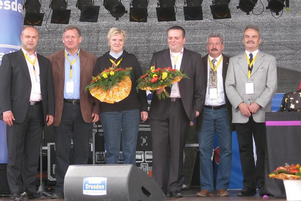 Bewegte Gesichter: Geschäftsführer Michael Hesse, Gerold Schneider, Gudrun Schneider, Geschäftsführer Tobias Kaboth, Lothar Großmann, Jürgen Strzebin (v.l.n.r.)