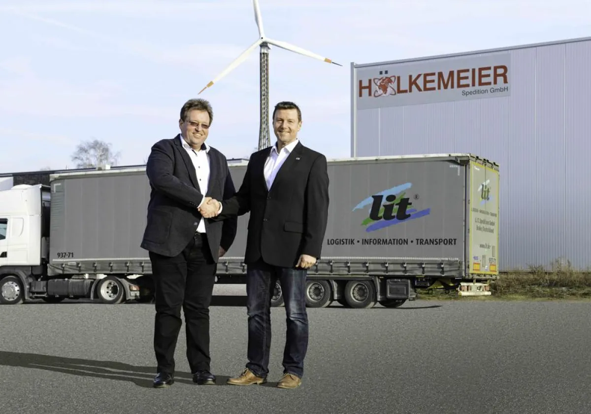 Lars Hölkemeier (l.) und Axel Schleef, beide Geschäftsführer der Hölkemeier Spedition, freuen sich a