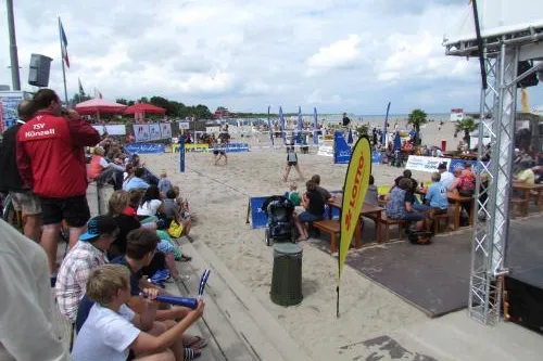 „DampArena“ mit kanadischer Beteiligung, Landesmeisterschaft U17 und „Büro am Strand“ Bild: „DampArena“ mit kanadischer Beteiligung, Landesmeisterschaft U17 und „Büro am Strand“