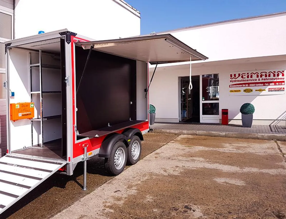 Anhänger mit Klappöffnung und Blaulichteffekt für die Jugendfeuerwehr von Weimann in Cottbus