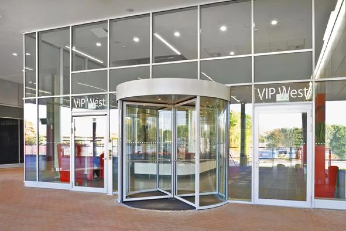 Karusselltür von GEZE in der BayArena in Leverkusen