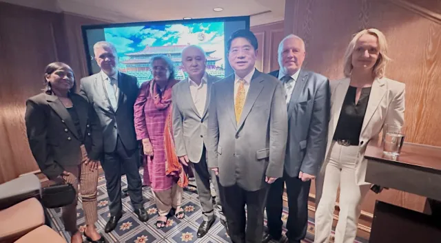 Bild: top aktuell: "Deutschland und China in unruhigen Zeiten" China Forum Berlin empfängt Botschafter Deng