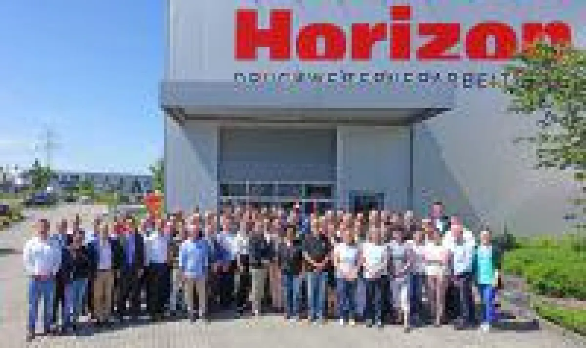 Das Team der Horizon GmbH vor der Zentrale in Quickborn.