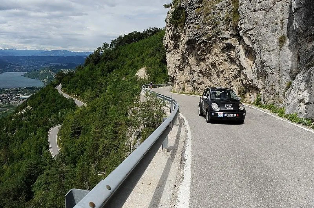 Move About E-Fahrzeug vom Typ THINK City in den italienischen Alpen
