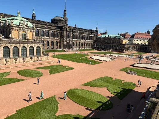 Bild: Wassergebundene Wegedecke für Wahrzeichen: Naturstein-Deckschicht PLAZADUR am Dresdner Zwinger