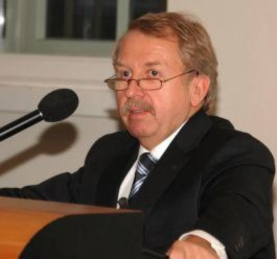 Der baden-württembergische Kultusminister Helmut Rau eröffnet den Festakt.