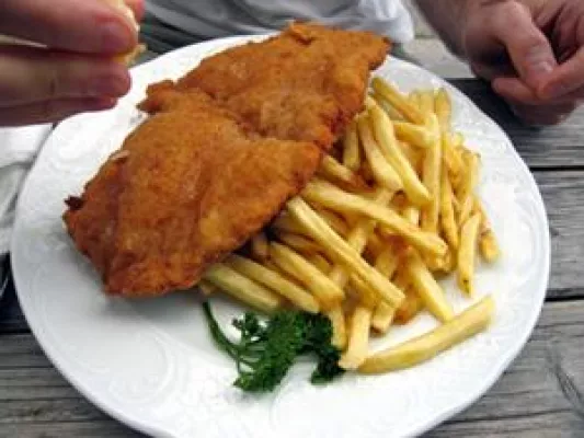 Bild: Essen im Vereinsheim - Schnitzel kickt Spaghetti ins Aus