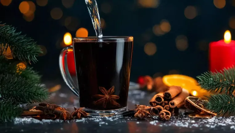 Glühweinfahrt statt Restaurant: Weihnachtsfeier auf dem Wasser erleben Bild: Glühweinfahrt statt Restaurant: Weihnachtsfeier auf dem Wasser erleben