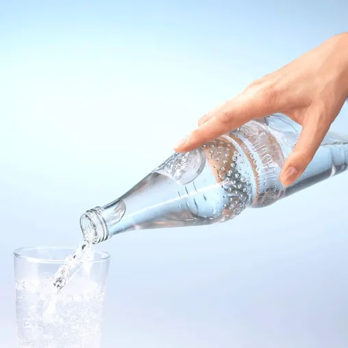 Bild: Der deutschen liebstes Erfrischungsgetränk: Mineralwasser Natürlich und rein schmeckt es aus der Glasflasche