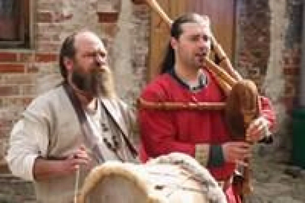 Stilecht ist die Musik beim Mittelalterfest rund um Schloss Ludwigsburg am Greifswalder Bodden im Nordosten Deutschlands.