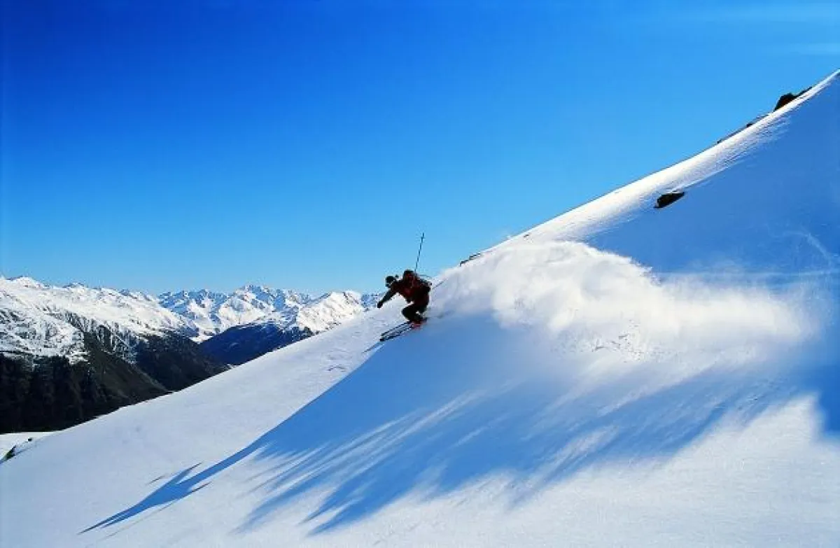 Skispaß im frisch gefallenen Pulverschnee bei Schöneben / Vinschgau