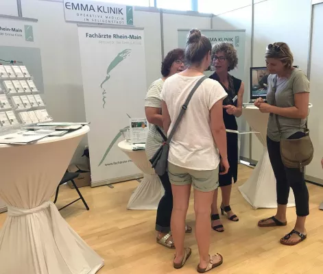 Bild: Emma Klinik und Fachärzte Rhein-Main lockten zahlreiche Besucher an ihren Stand auf der Gesundheitsmesse Hanau