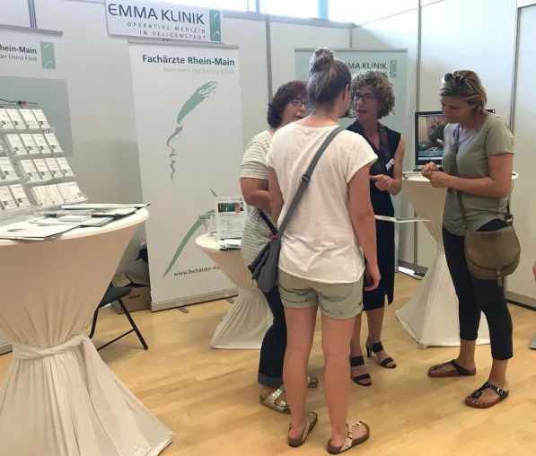 Bild: Emma Klinik und Fachärzte Rhein-Main lockten zahlreiche Besucher an ihren Stand auf der Gesundheitsmesse Hanau
