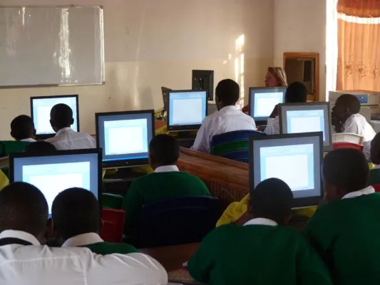 Bild: MasterSolution AG unterstützt erneut Amani Kinderdorf e.V.: moderne Schulungssoftware für Schule in Tansania