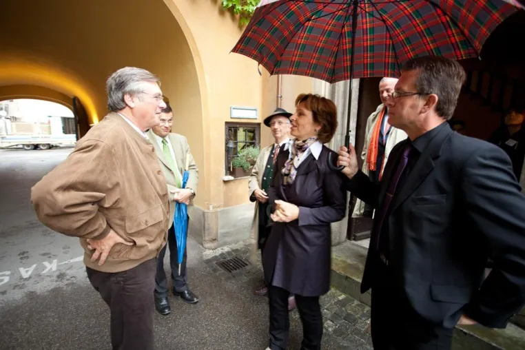 Bayerische Polit-Prominenz gibt sich in der Augsburger Fuggerei „die Klinke in die Hand“ Bild: Bayerische Polit-Prominenz gibt sich in der Augsburger Fuggerei „die Klinke in die Hand“