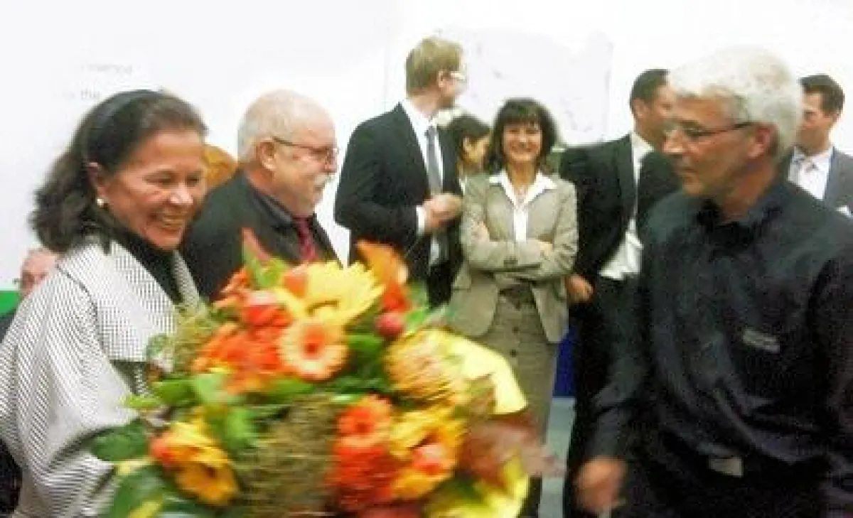 Anlässlich des 20-jährigen Firmenjubiläums überbringt Volker Heller (rechts) der Vertriebsleiter, dem Ehepaar Off Glückwünsche