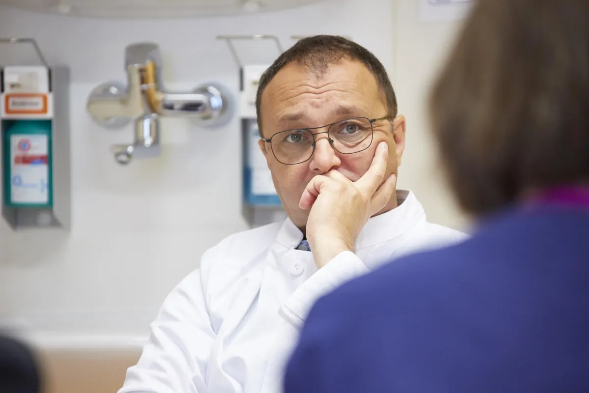Prof. Dr. Selim Corbacioglu im Patientengespräch. Foto: UKR