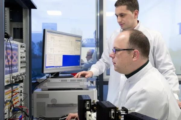 Bild: Harzer Forscher arbeiten mit hochmodernem Großgerät an schnellster optischer Datenübertragung