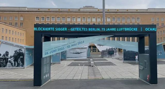 Bild: Open Air-Ausstellung „Blockierte Sieger – geteiltes Berlin“ mit 8 Meter langen LED-Anzeige von Daylite