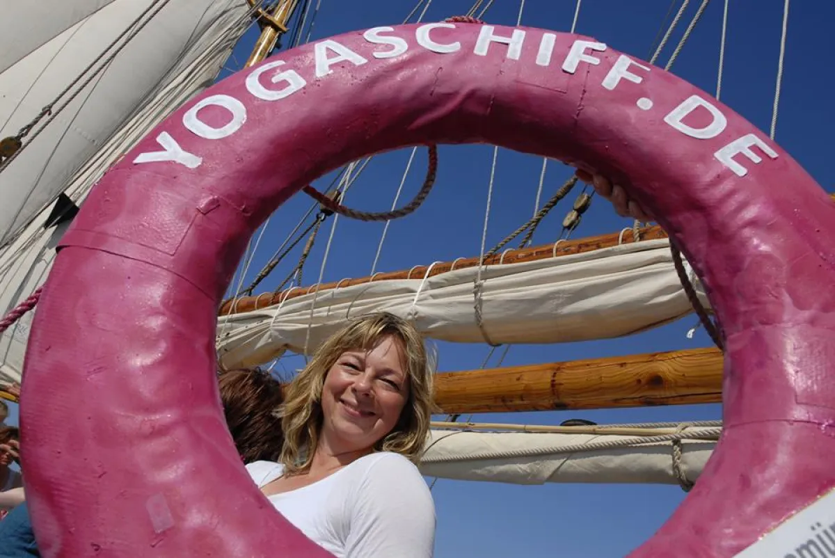Yogalehrerin Stefanie Kinter begrüßt begeisterte Mitsegler an Bord des Yoga-Schiffes