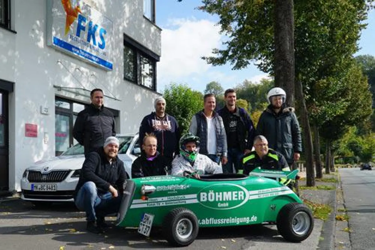 Die Teilnehmer der Tour vor einem der Mini-Flitzer