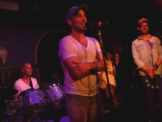 Flaschenpost-Unterstützer Volkan Baydar feiert Orange-Blue-Revival im Club Angie´s in Hamburg Bild: Flaschenpost-Unterstützer Volkan Baydar feiert Orange-Blue-Revival im Club Angie´s in Hamburg