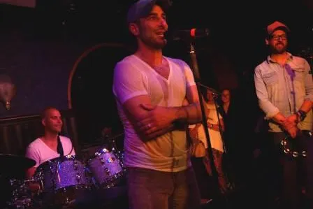Bild: Flaschenpost-Unterstützer Volkan Baydar feiert Orange-Blue-Revival im Club Angie´s in Hamburg