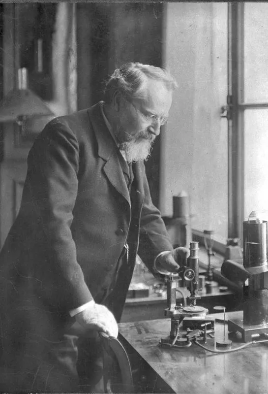 Otto Lehmann in seinem Labor. Mit der Erforschung der Flüssigkristalle erschloss der Physiker die Grundlagen für die heutigen flachen und energieeffizienten LCDs. (Foto: KIT Archiv 27059, 8)