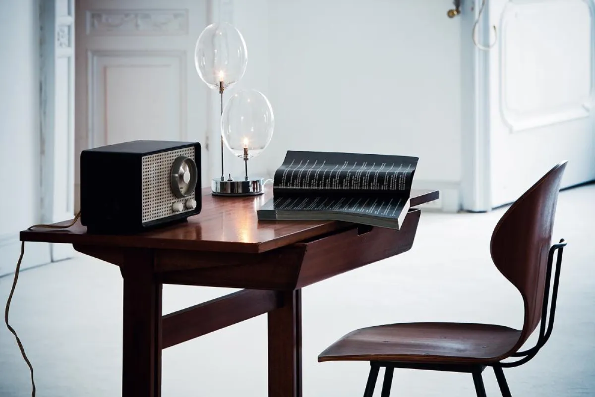 Die zweiflammige Tischleuchte Pro-Secco präsentiert sich frisch und spritzig.