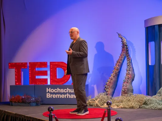Bild: TED-Talk von Prof. Dr. Dr. h.c. Alexis Papathanassis als Editor’s Pick ausgezeichnet
