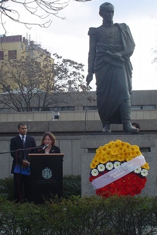 Die Botschafterin Venezuelas in Deutschland, Blancanieve Portocarrero, während ihrer Ansprache am Denkmal für Simón Bolívar in Berlin