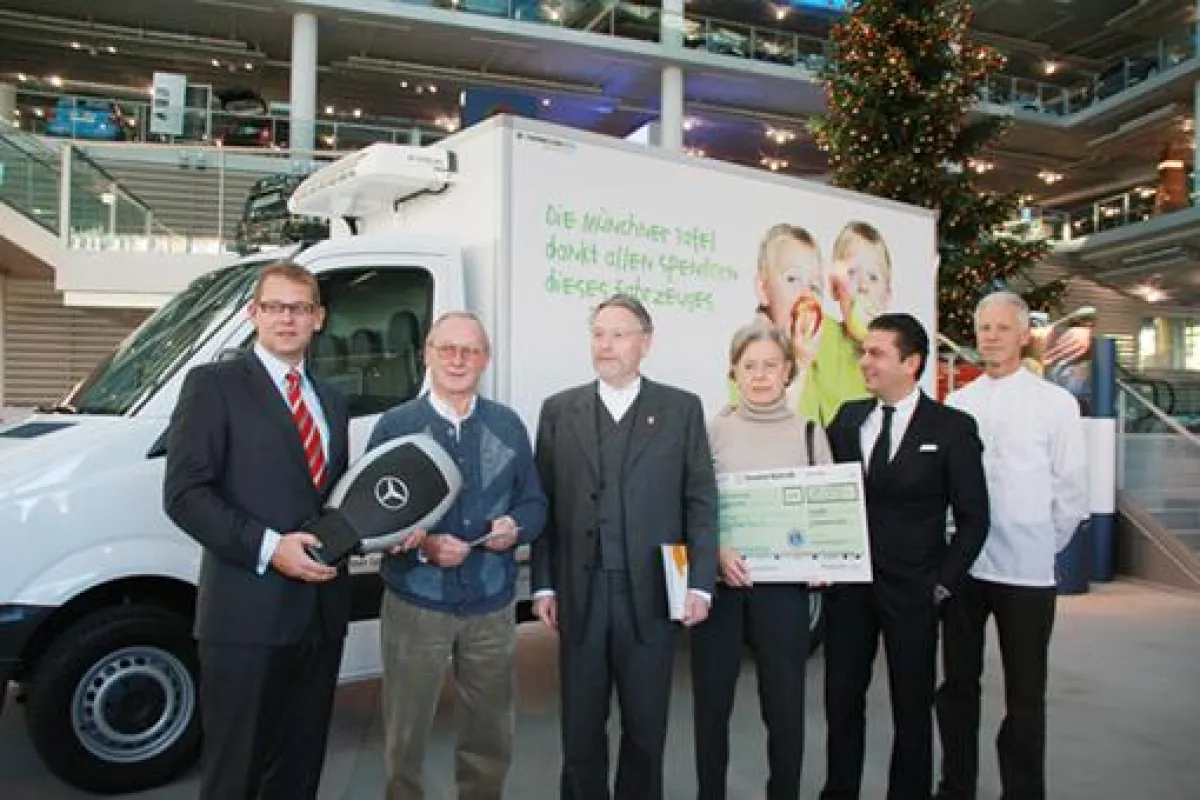 v.l.n.r. Thomas Kretschmar Nutzfahrzeuge Mercedes Benz, Konrad Kremer Münchner Tafel e.V., Dr. Heinrich Wrede Lions Club International, Gabriela Schultz Münchner Tafel e.V., Dr. Pantelis Christian Poe
