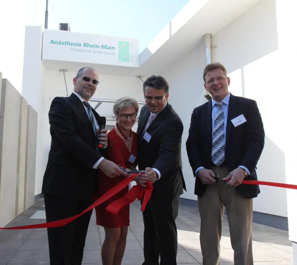 Die Inhaber und Bürgermeister Sauer eröffnen die neue Praxisklinik in Groß-Gerau.